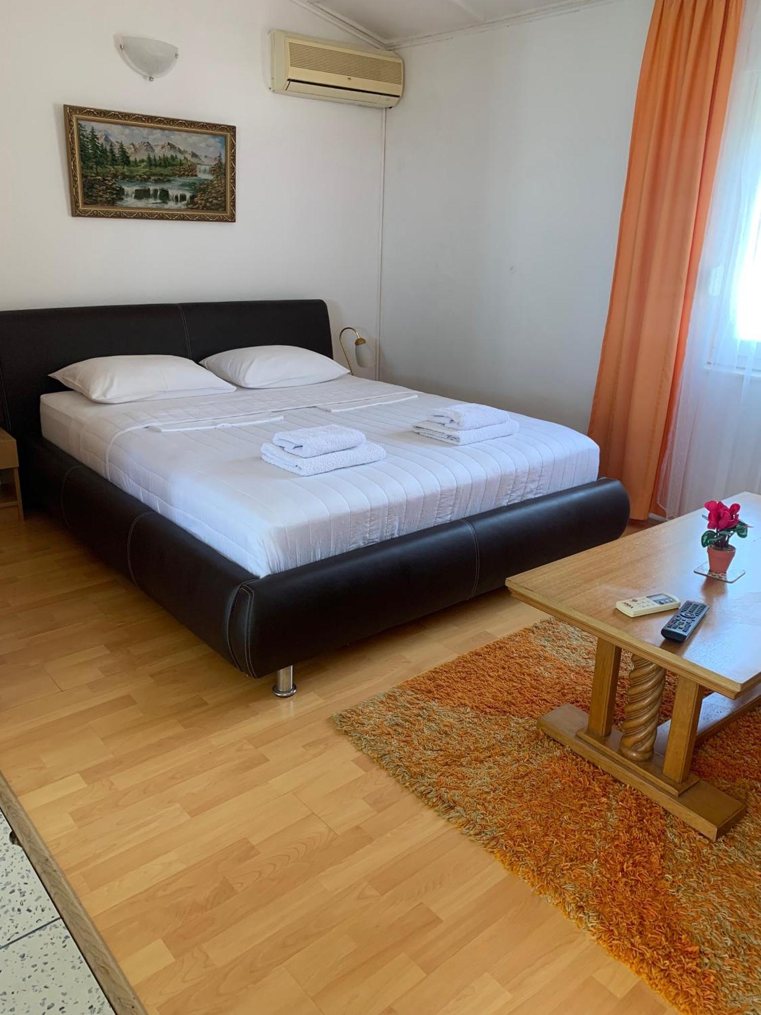 Apartments Knezevic Улцинь Екстер'єр фото