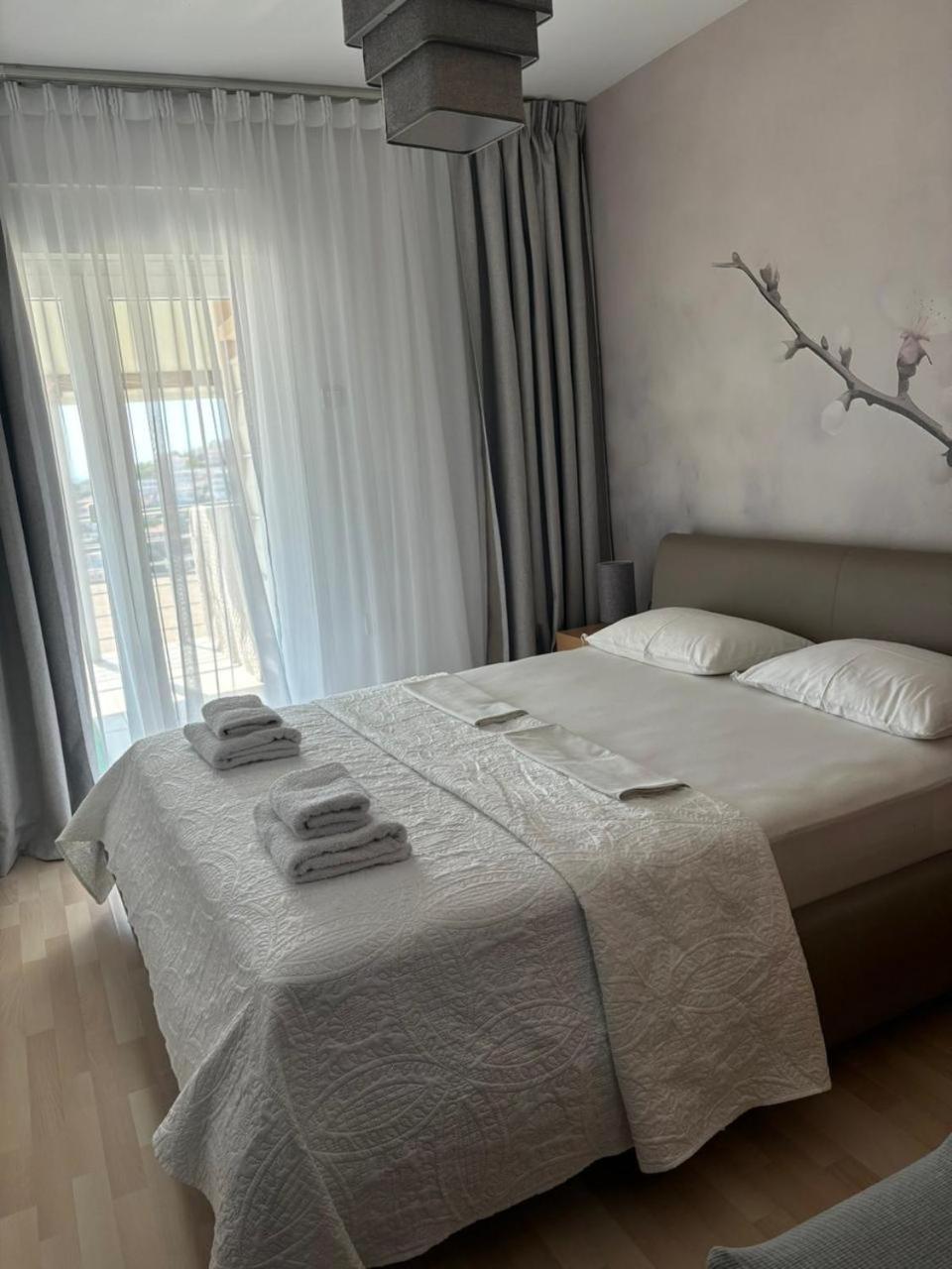 Apartments Knezevic Улцинь Екстер'єр фото