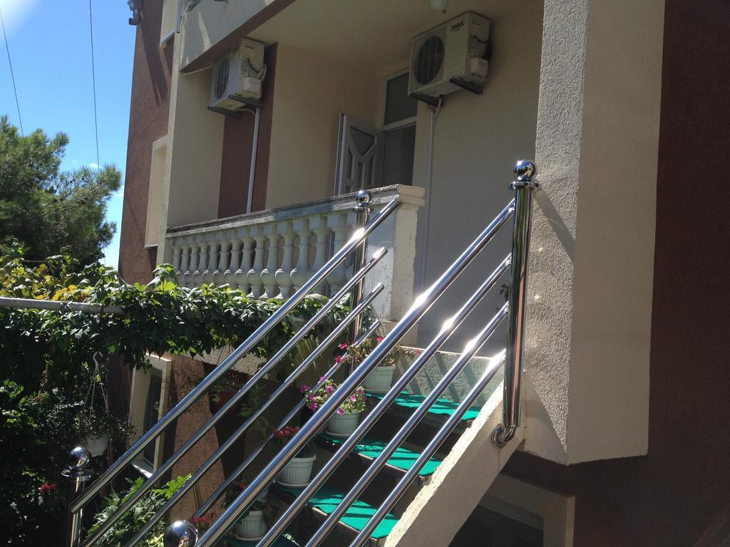 Apartments Knezevic Улцинь Екстер'єр фото