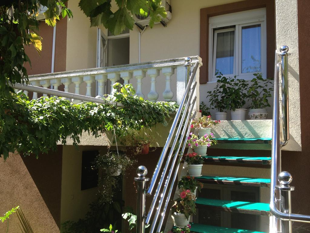 Apartments Knezevic Улцинь Екстер'єр фото
