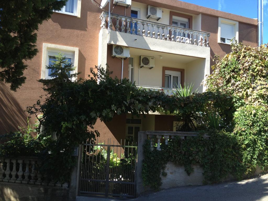 Apartments Knezevic Улцинь Екстер'єр фото