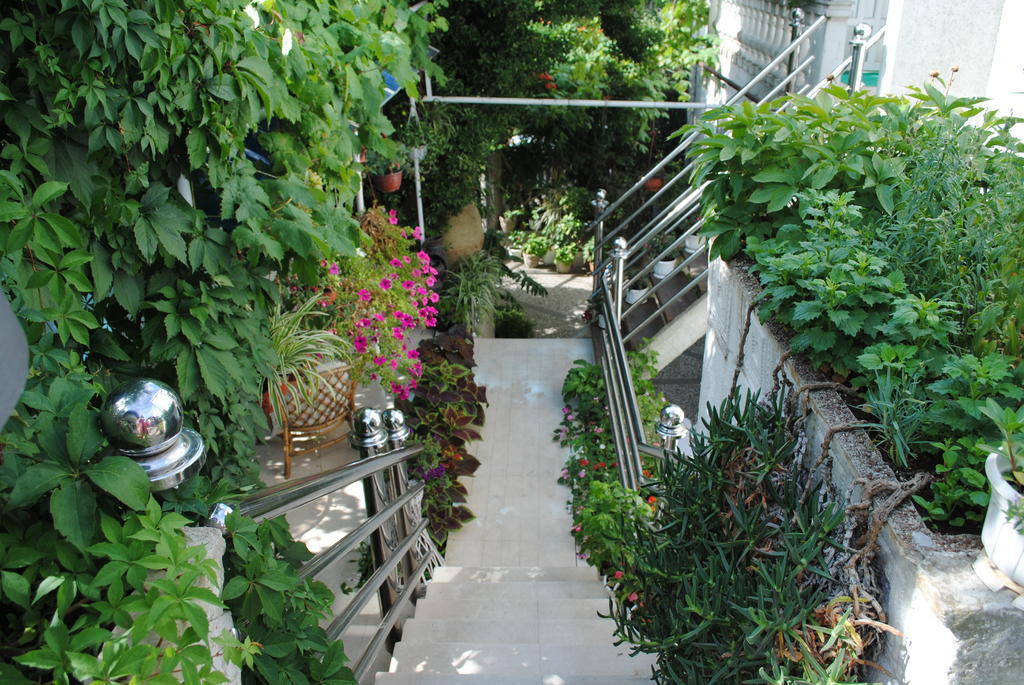 Apartments Knezevic Улцинь Екстер'єр фото